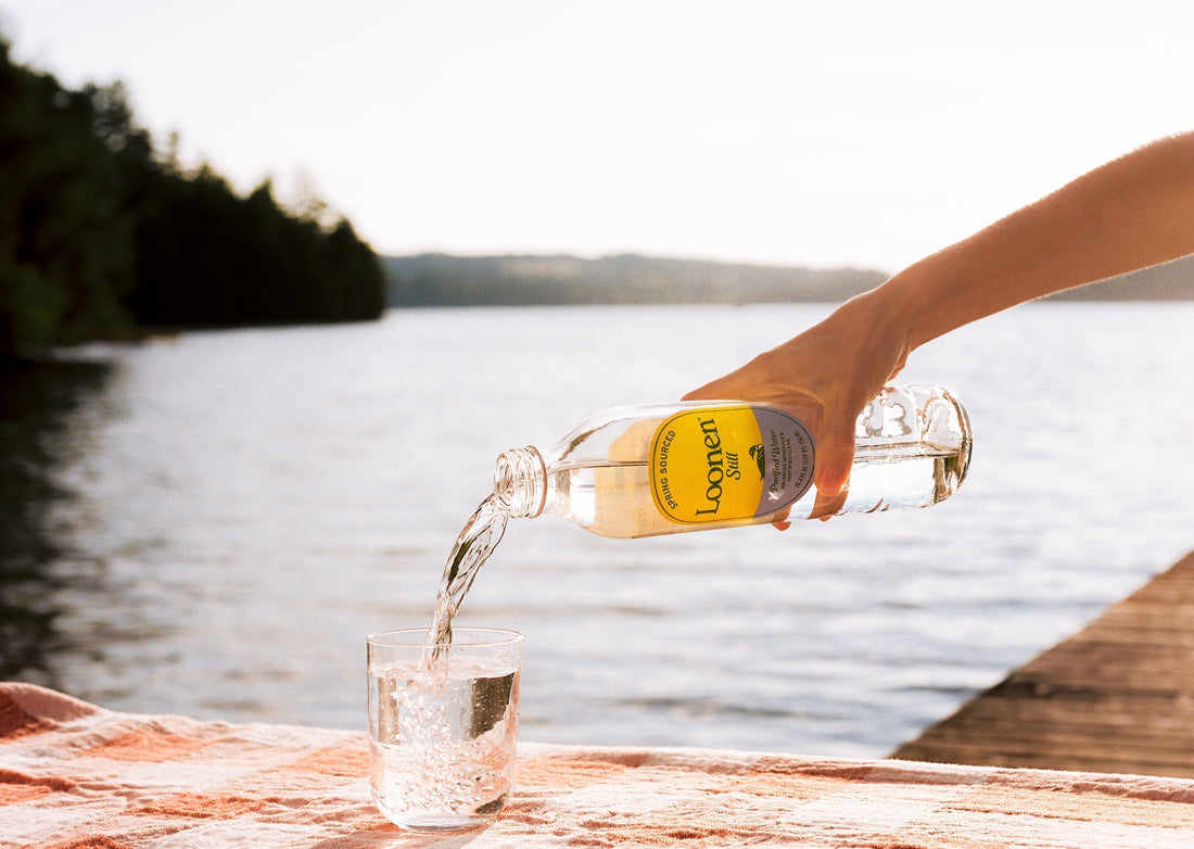 Pouring Loonen bottle into a glass